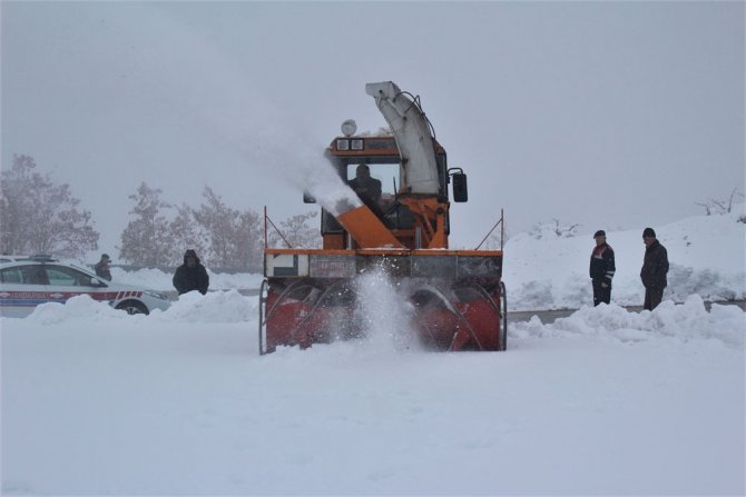 Karla Kapanan Köy Yolları 24 Saat Aralıksız Çalışılarak Açıldı