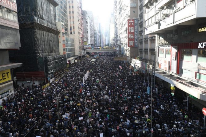 Hong Kong’ta Gösterilerin 6. Ayında Binlerce Kişi Yine Sokaklarda