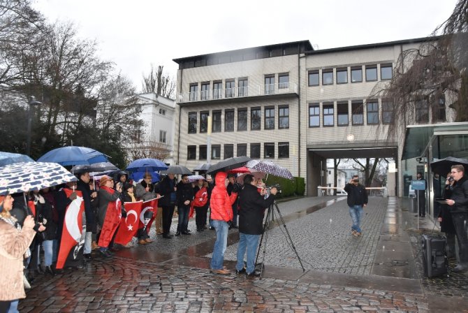 Alman Kanalının Skandal Atatürk Yayını Hamburg’da Protesto Edildi
