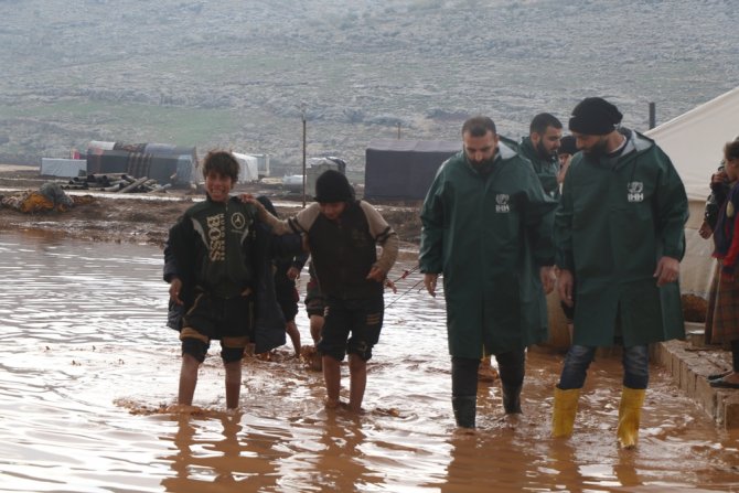 Suriye’de Su Basan Kamplar İçin Yardım Çağrısı