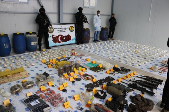 Diyarbakır’da Teröristlere Ait Cephane Ele Geçirildi: 22 Gözaltı