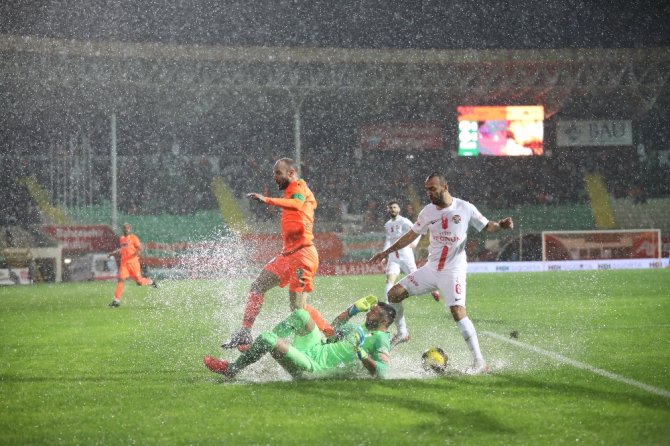 Antalya Derbisinde Yağmur Var, Kazanan Yok