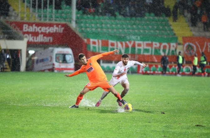 Antalya Derbisinde Yağmur Var, Kazanan Yok