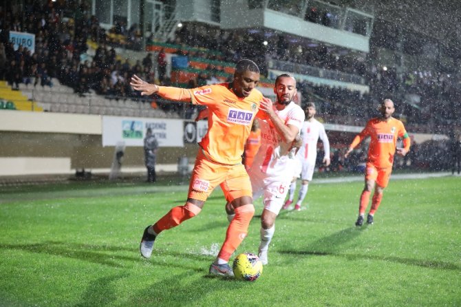 Antalya Derbisinde Yağmur Var, Kazanan Yok