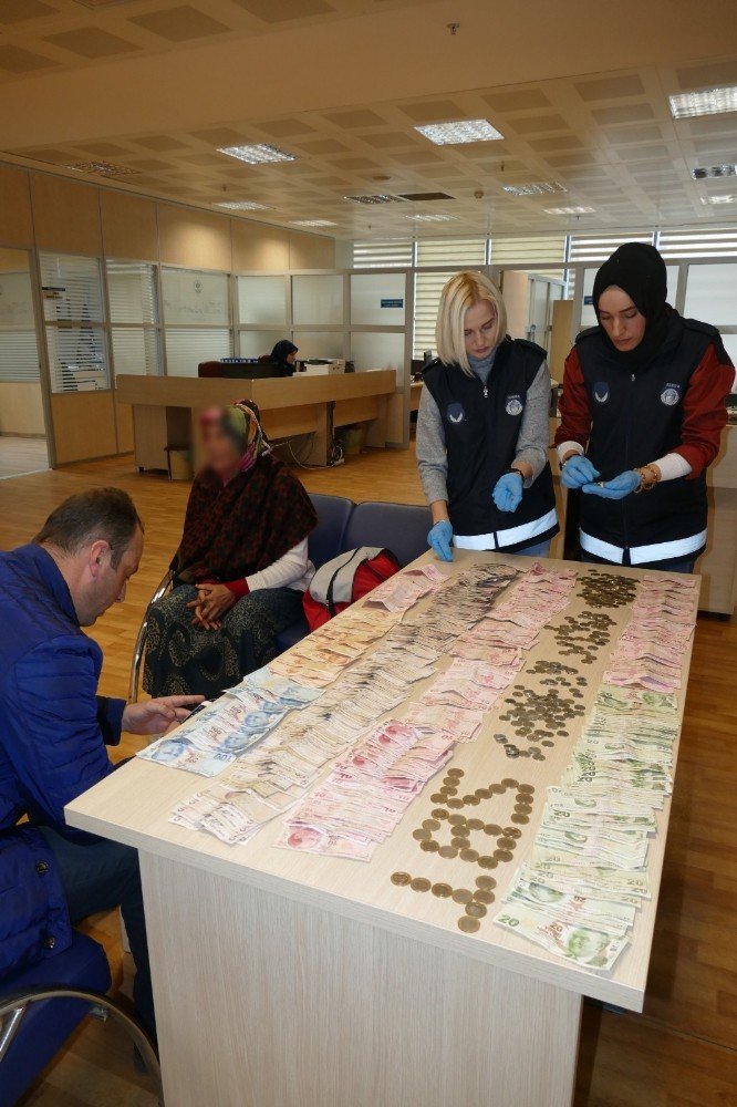 Dilencinin Üzerinden 4 Bin 850 Lira Para Çıktı