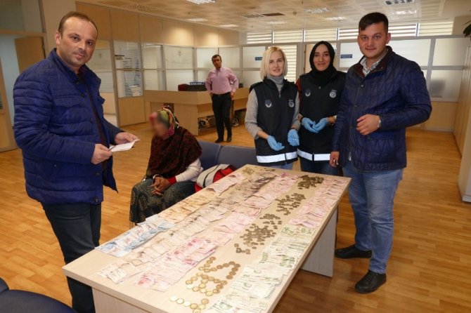 Dilencinin Üzerinden 4 Bin 850 Lira Para Çıktı