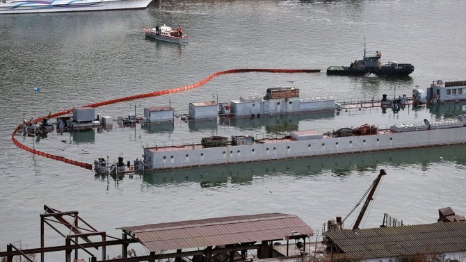 Su Almaya Başlayan Rus Denizaltısı Kontrollü Batırılıyor