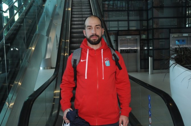 İstiklal Marşı’nı Gururla Söyleyen Millilerimiz Yurda Döndü