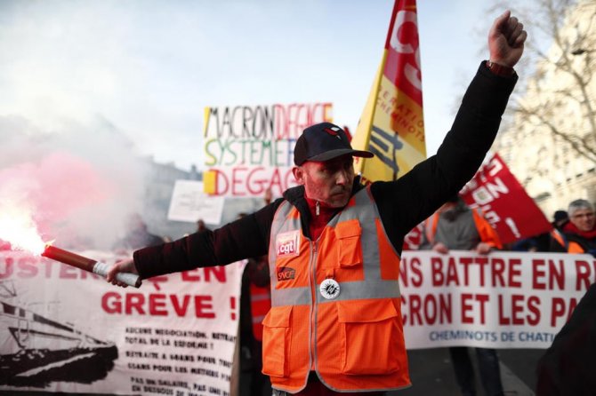 Fransa’da Grev 13. Gününde Sürüyor