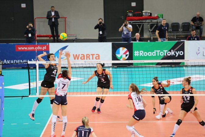 Eczacıbaşı Vitra Şampiyonlar Ligi Grup Maçındaki Liderliğini Sürdürdü