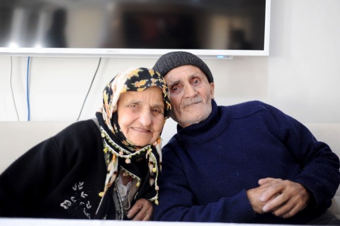 80’lik Çift Yıldırım Nikahı İle Evlendi