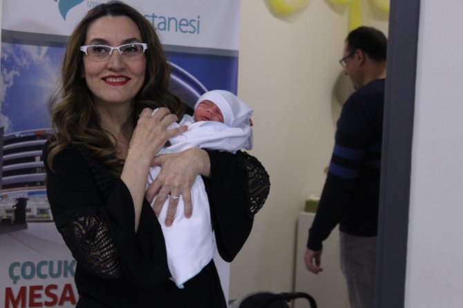 Doktor 14. Denemesinde 50 Yaşında Üçüz Doğurdu