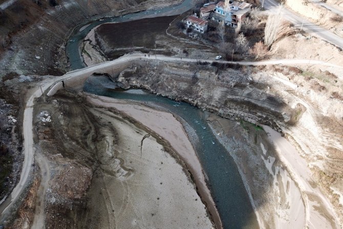 Torul Baraj Gölünde Su Seviyesi 40 Metre Çekildi