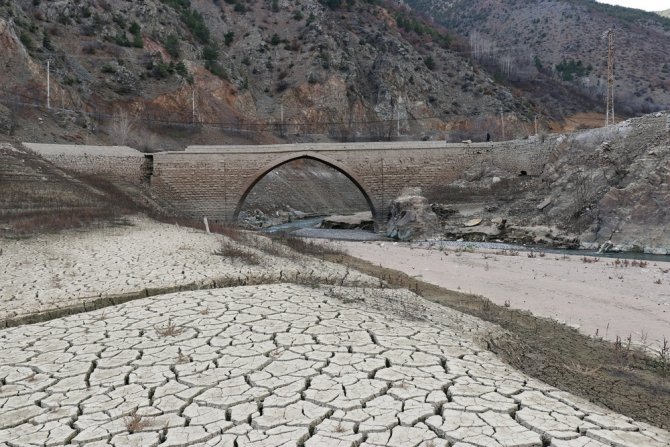Torul Baraj Gölünde Su Seviyesi 40 Metre Çekildi