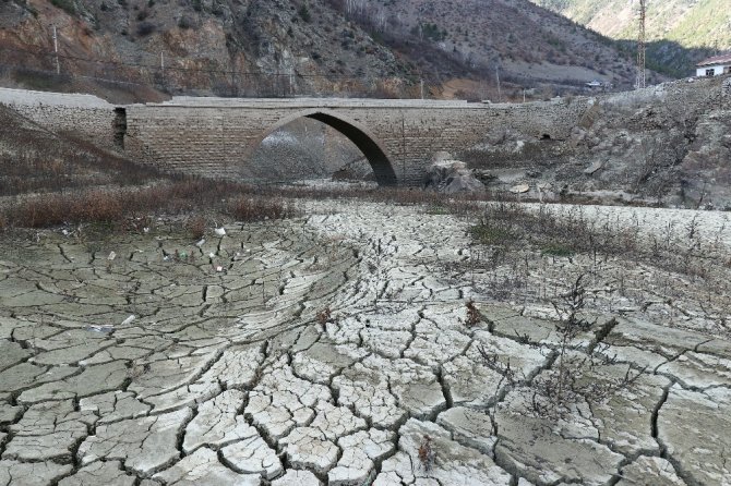 Torul Baraj Gölünde Su Seviyesi 40 Metre Çekildi