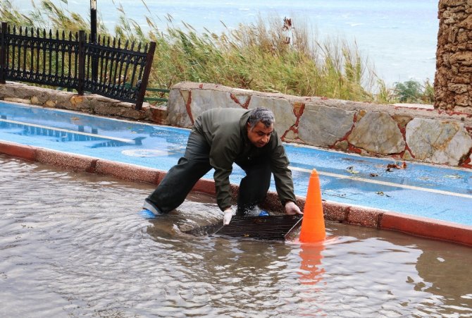 Antalya’da Fırtına Hayatı Olumsuz Yönde Etkiledi