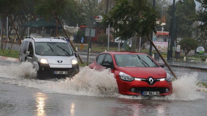 Antalya’da Fırtına Hayatı Olumsuz Yönde Etkiledi