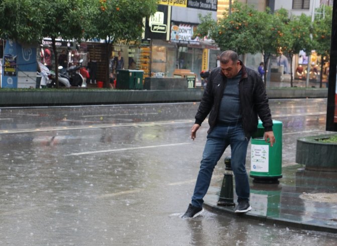 Antalya’da Fırtına Hayatı Olumsuz Yönde Etkiledi