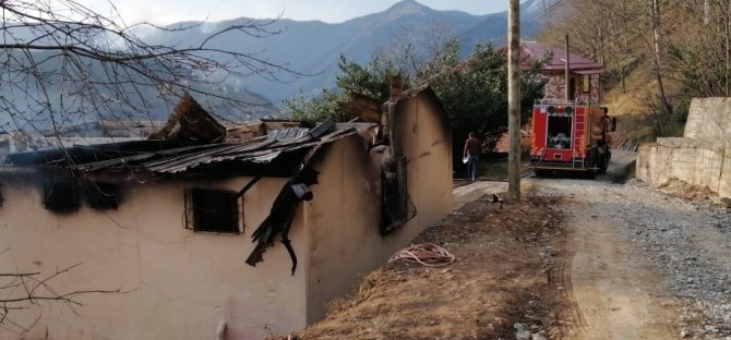 Çıkan Yangında 100 Yıllık Hatıralar Da Yandı