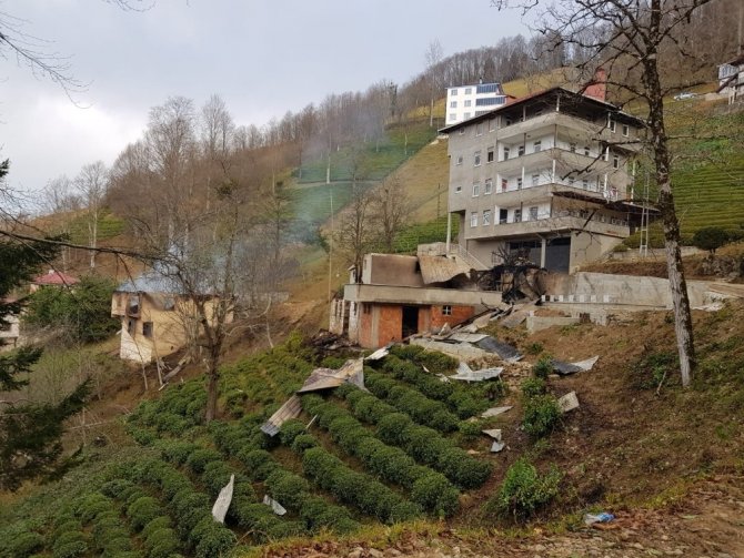 Çıkan Yangında 100 Yıllık Hatıralar Da Yandı