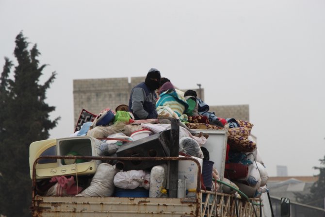 İdlib’ten Sınıra Yoğun Göç Dalgası Sürüyor