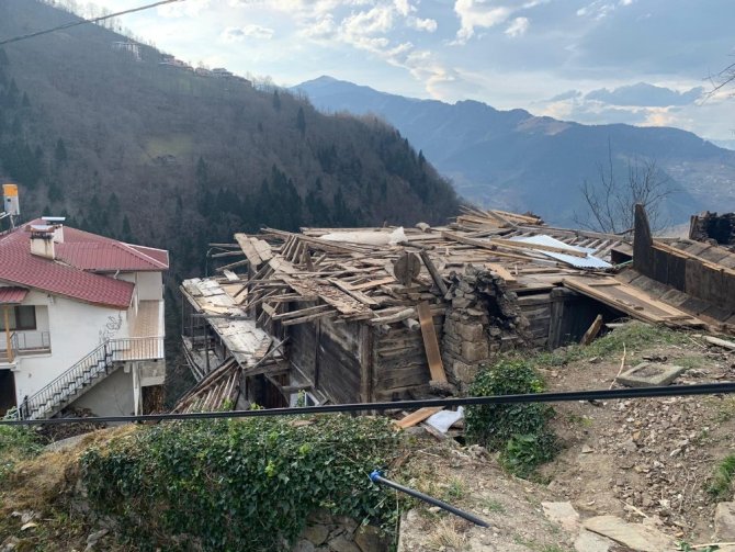 Çaykara İlçesinde Önce Yangın Sonra Fırtına Hasara Yolaçtı
