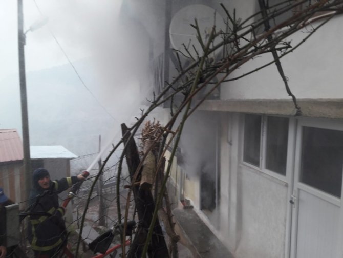 Köyde Korkutan Yangın: Bir Ev Kullanılamaz Hale Geldi