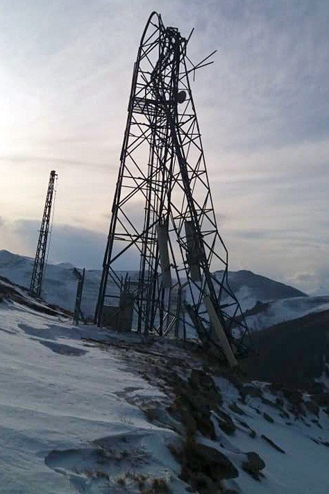 Şiddetli Rüzgar Verici Direğini Kağıt Gibi Katladı