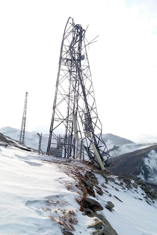 Şiddetli Rüzgar Verici Direğini Kağıt Gibi Katladı