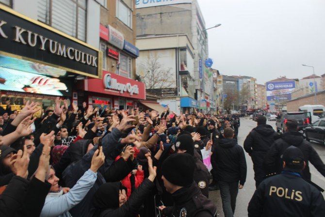 Cumhurbaşkanı Erdoğan Cuma Namazı Çıkışında Vatandaşları Selamladı