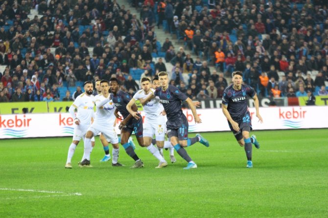 İlk Yarı Trabzonspor’un Üstünlüğüyle Bitti