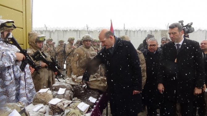 Bakan Soylu’dan Kar Altında Görev Yapan Mehmetçiğe Ziyaret