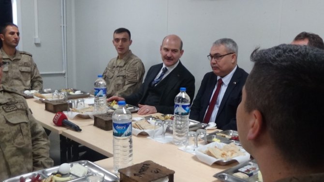 Bakan Soylu’dan Kar Altında Görev Yapan Mehmetçiğe Ziyaret