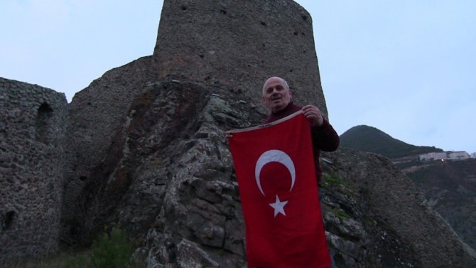 Artvinli Kalesini Gezmek Ve Kale Burçlarında Bayrağının Dalgalanmasını İstiyor