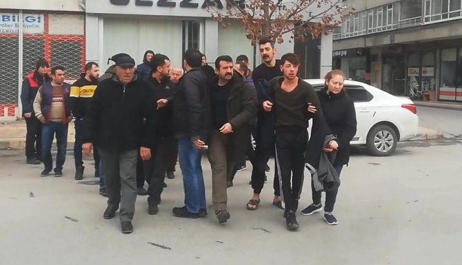 Evden Kaçan Kızlarını Geri Götürmek İçin Geldiler, Karakolluk Oldular