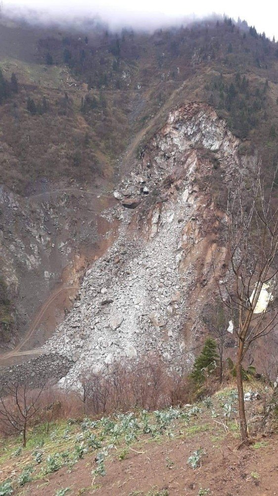 Heyelanın Kapattığı Yolu Açma Çalışmaları Sürüyor