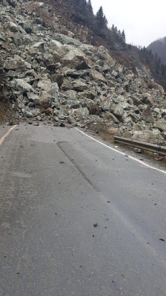 Heyelanın Kapattığı Yolu Açma Çalışmaları Sürüyor