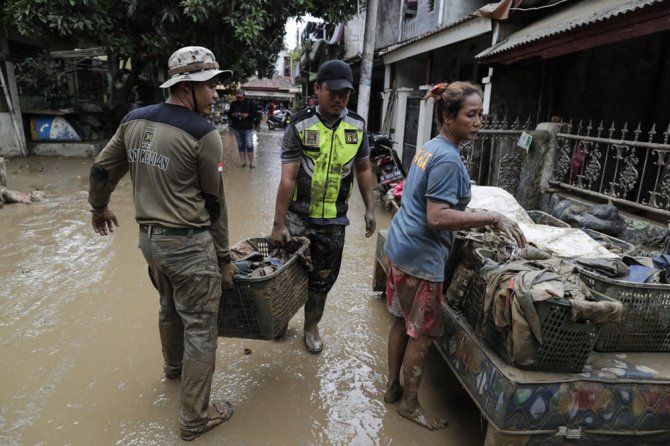 Endonezya’da Sel Felaketinde Hayatını Kaybedenlerin Sayısı 43’e Yükseldi