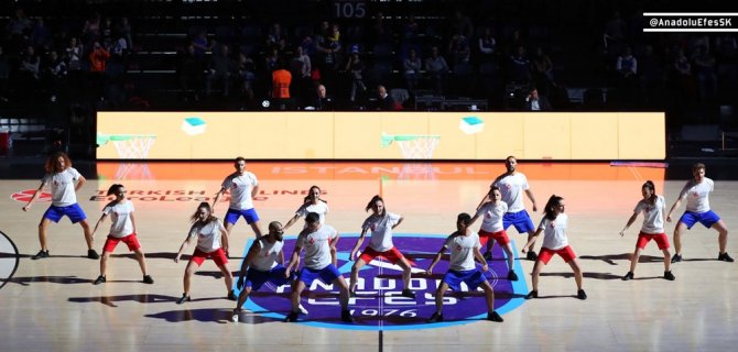 Anadolu Efes’in Maçına ’Kan Kanseri Mücadele Dansı’ Damga Vurdu
