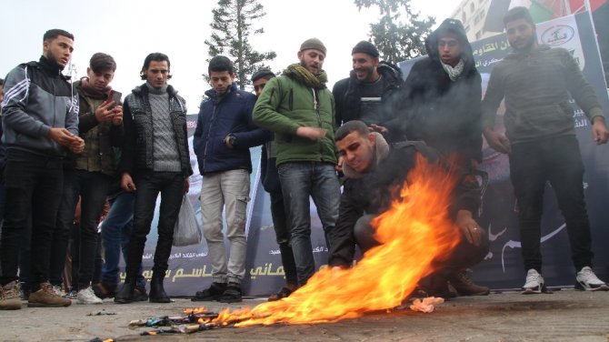 Gazze’de Abd Ve İsrail Bayrakları Yakıldı