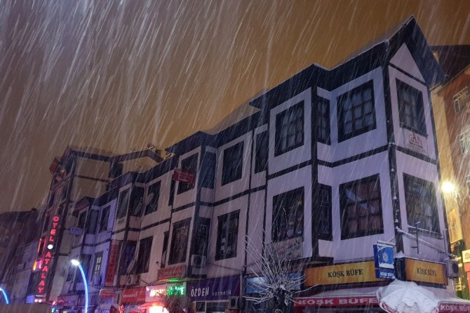 Gümüşhane’de Etkili Kar Yağışı Vatandaşları Sokağa Döktü