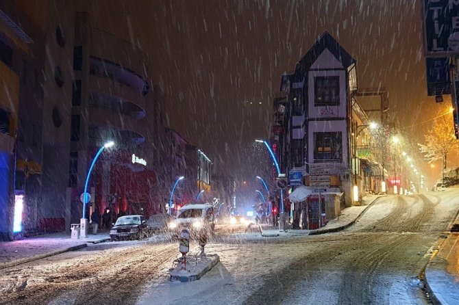 Gümüşhane’de Etkili Kar Yağışı Vatandaşları Sokağa Döktü