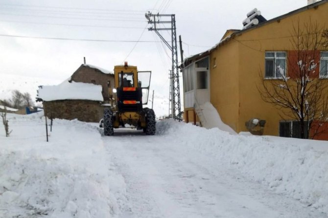 Gümüşhane Köy Yollarında Karla Mücadele Çalışmaları Devam Ediyor