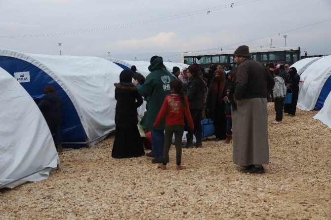 Türkiye Sınırı Yakınlarına Göç Eden Sivillere Yardım Eli