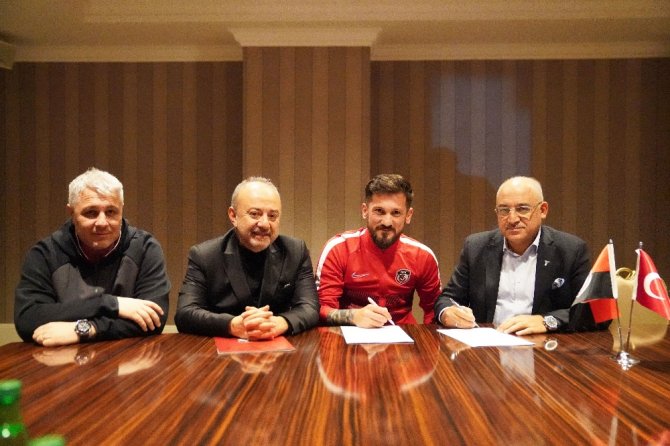 Gaziantep Fk’da İki Futbolcunun Sözleşmesi Uzatıldı