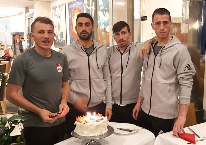 Sivassporlu Futbolculara Sürpriz Doğum Günü Kutlaması