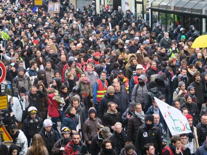 Paris’te Emeklilik Reformu Karşıtı Gösteri