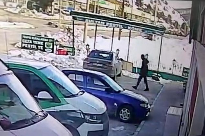 Elinde Çocuğu İçin Aldığı Doğum Günü Pastasıyla Can Verdi