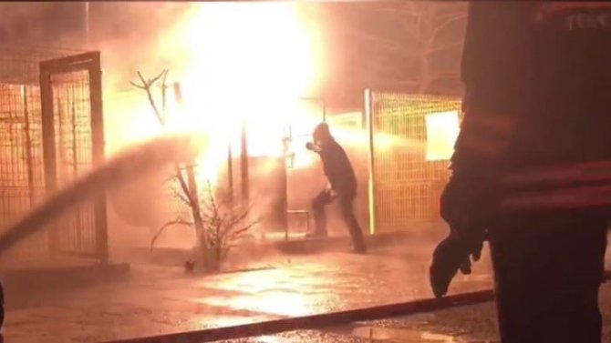 Kahraman İtfaiyeci Lpg Tankınındaki Yangını Canını Hiçe Sayarak İşte Böyle Söndürdü