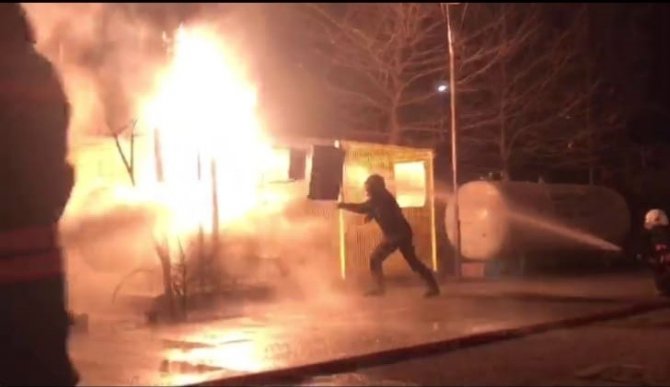 Kahraman İtfaiyeci Lpg Tankınındaki Yangını Canını Hiçe Sayarak İşte Böyle Söndürdü